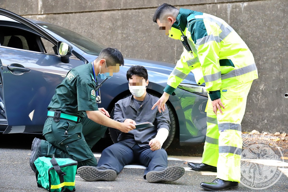 NHSアンビュランス
パラメディックとエマージェンシーメディカルテクニシャン
事故現場の再現
警官Fさんの交通整理仕草が、画面外にも奥行きを感じさせる工夫で流石です。

📷<a href="/keikei4580/">けぃ。けぃごん。</a> 、＠Aunon 
#EULEN2025
#EULEN