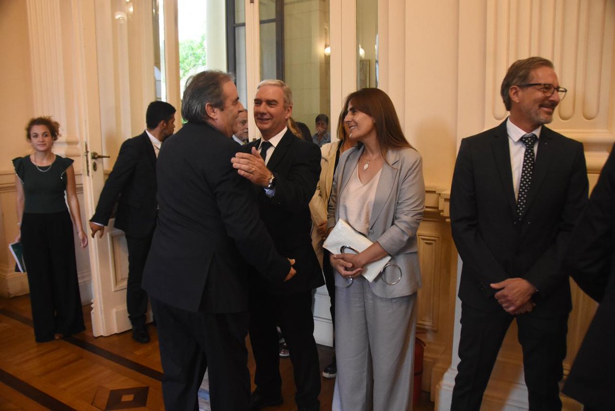 El vicegobernador Alberto Bernis acompañó al gobernador Carlos Sadir en la ceremonia de toma de juramento de los nuevos ministros del Poder Ejecutivo, que tuvo lugar en el Salón de la Bandera de Casa de Gobierno, con la participación de autoridades de los distintos poderes del