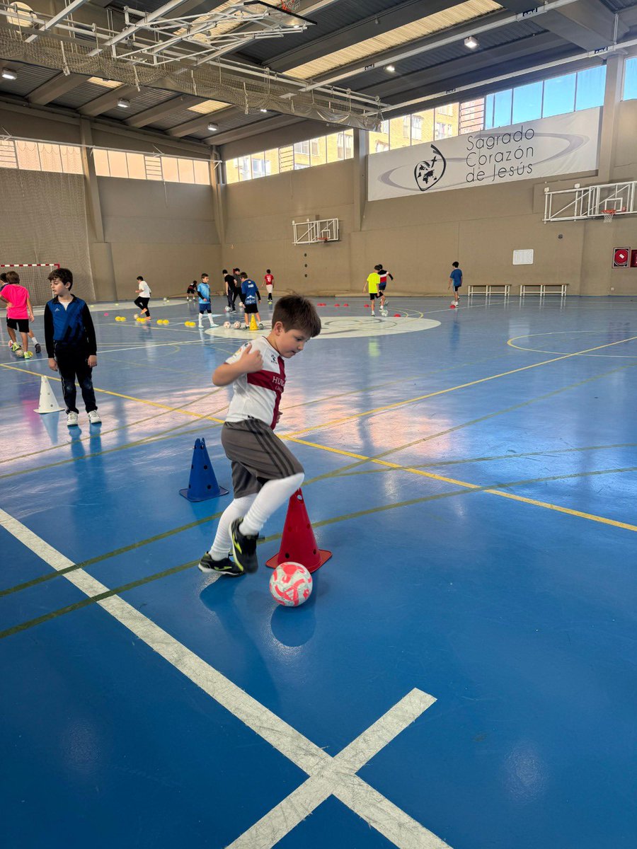 💙 Buenos días navideños, azules 🎄

👉 Semana a tope con las jornadas de tecnificación de fútbol sala.

🙌 Porque no entendemos tres semanas sin hacer lo que más nos gusta: balón, pista y ganas de aprender.

🔹 Trabajo, ilusión y sonrisas.

#GoBlues