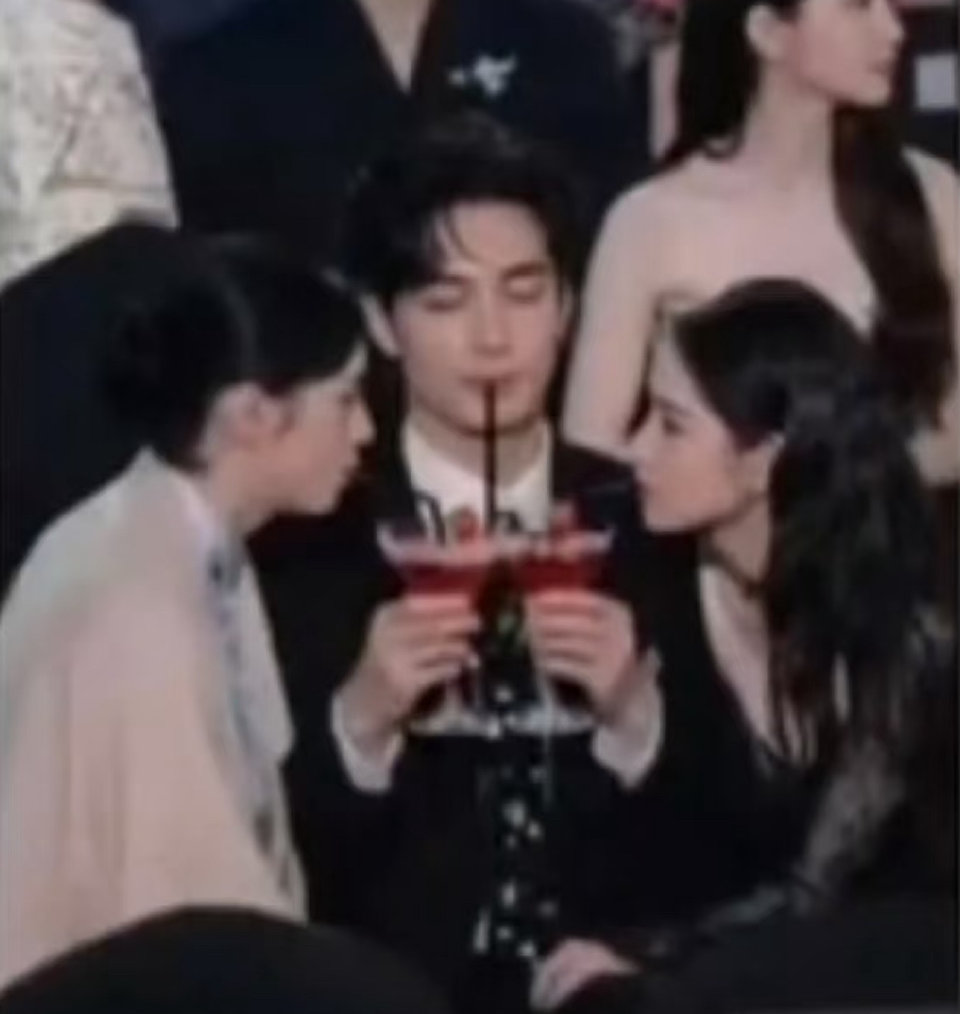 czhouye's tweet image. MY STOMACH HURTS peak comedy if you ask me