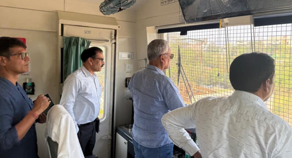 RailAnalysis's tweet photo. #DFCCIL conducts key rail #inspection on #VaitarnaJNPT stretch, marking major milestone for #WDFC
Read more: https://t.co/0qYaD77LOD
#Review #WesternDFC #DFC #DedicatedFreightCorridor #DFC #RailCar #Logistics #Freight #Infrastructure #SustainableDevelopment #RailAnalysis https://t.co/4fsKLKiefm