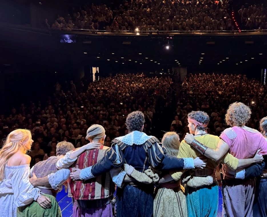 dagolldagom's tweet photo. 🎁 El millor regal no ve embolicat. 

Gràcies per fer-nos viure nits inoblidables al teatre🌟 

Us desitgem un bon dia de Reis!

#dagolldagom #teatremusical https://t.co/AA5sdK5j56
