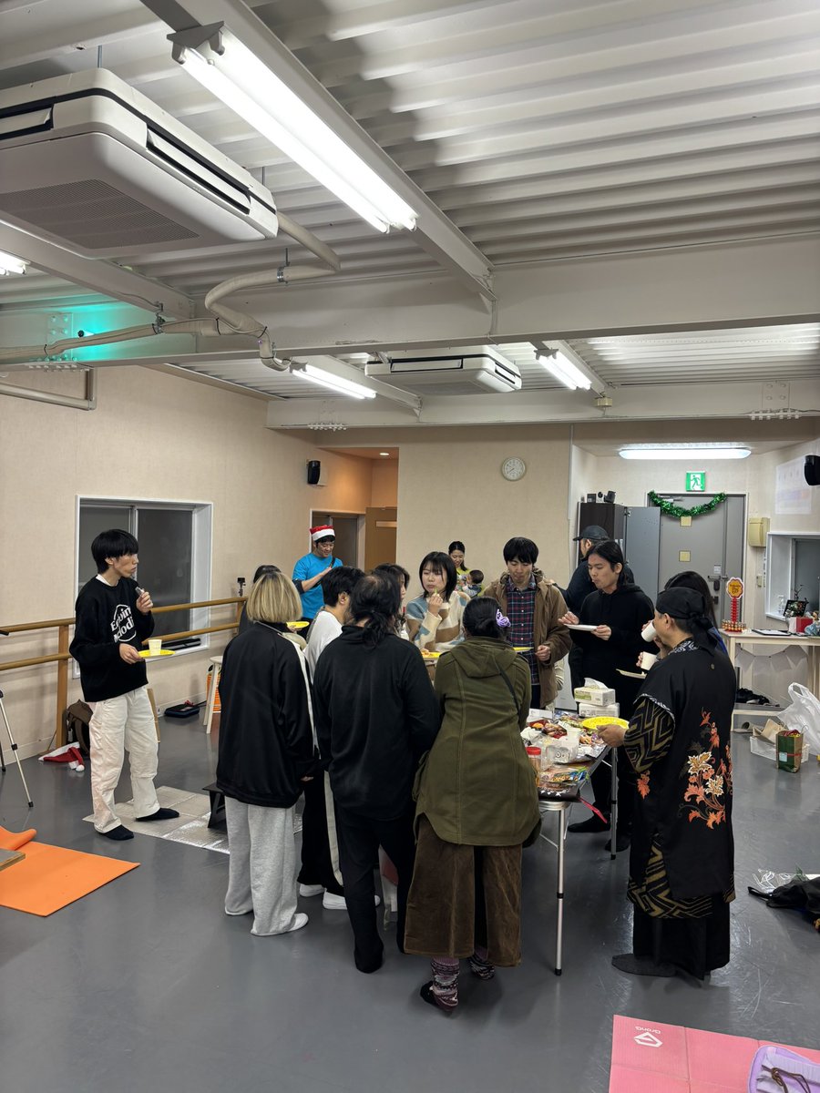 HighIshikiMame's tweet image. てことでポイのクリスマス会! ショーを見て色々食べてワイワイしたいえあ!