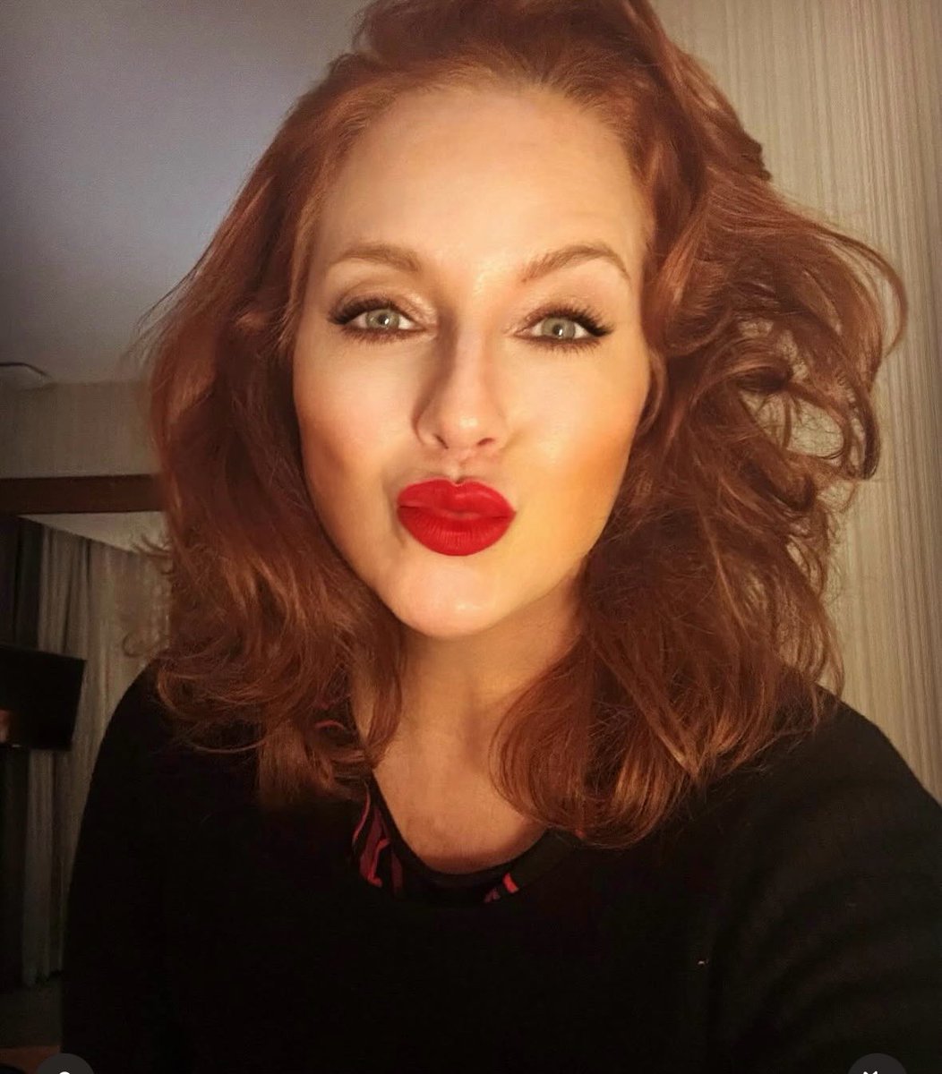 SuanneBraun's tweet image. What a year you’ve been 2025! Much of it, very tricky and difficult but there’ve been wonderful moments too. Thank you to my incredible agents @HarveyVoices @shmgmt  for the glorious work this year! I’m so excited to see what 2026 has in store for us all. #MerryChristmas2025