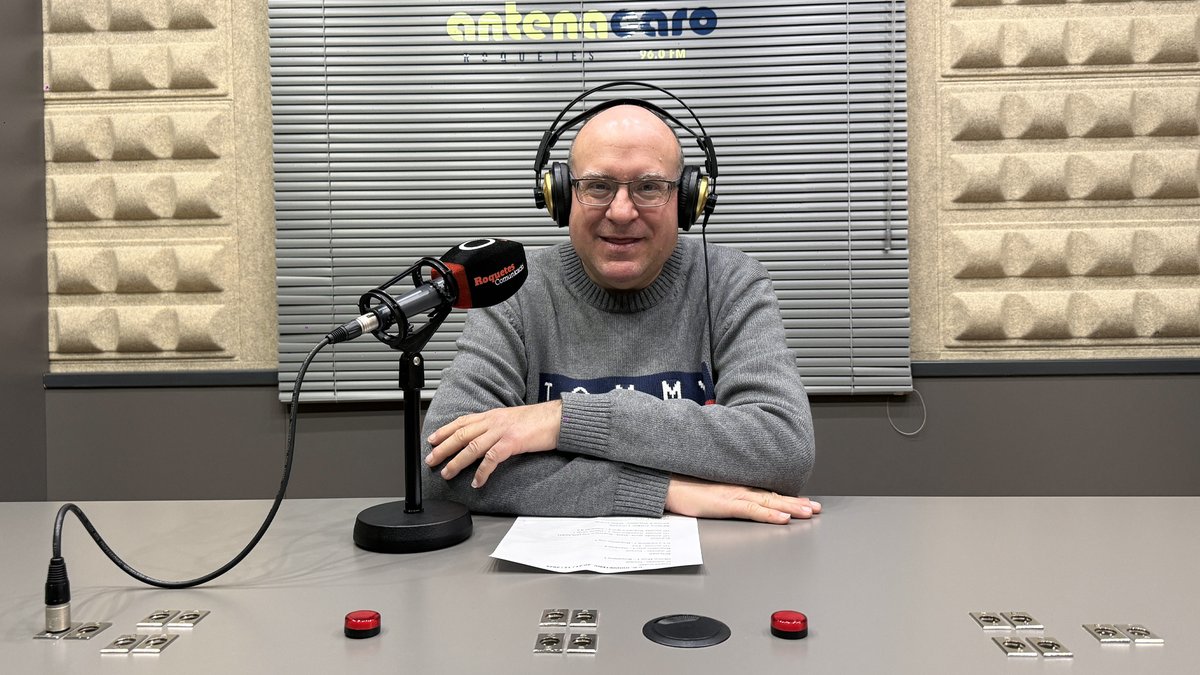 📺VÍDEO: youtu.be/CcDa8LM-G3M
El cap de premsa del <a href="/CDRoquetenc/">CD Roquetenc</a> ⚽️ <a href="/maccroquetes/">Miquel Angel Campos</a> fa el balanç 📻 de la jornada del 20 i 21 de desembre i ens avança els 🗓️ pròxims partits.
🎙️ Nova victòria del Roquetenc 2-0 contra el Masdenverge que li permet compartir el liderat.