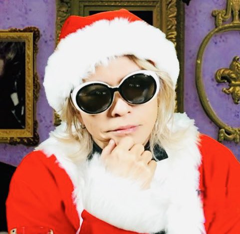今日のHYDEさんはサンタ衣装が似合っててカッコよすぎる