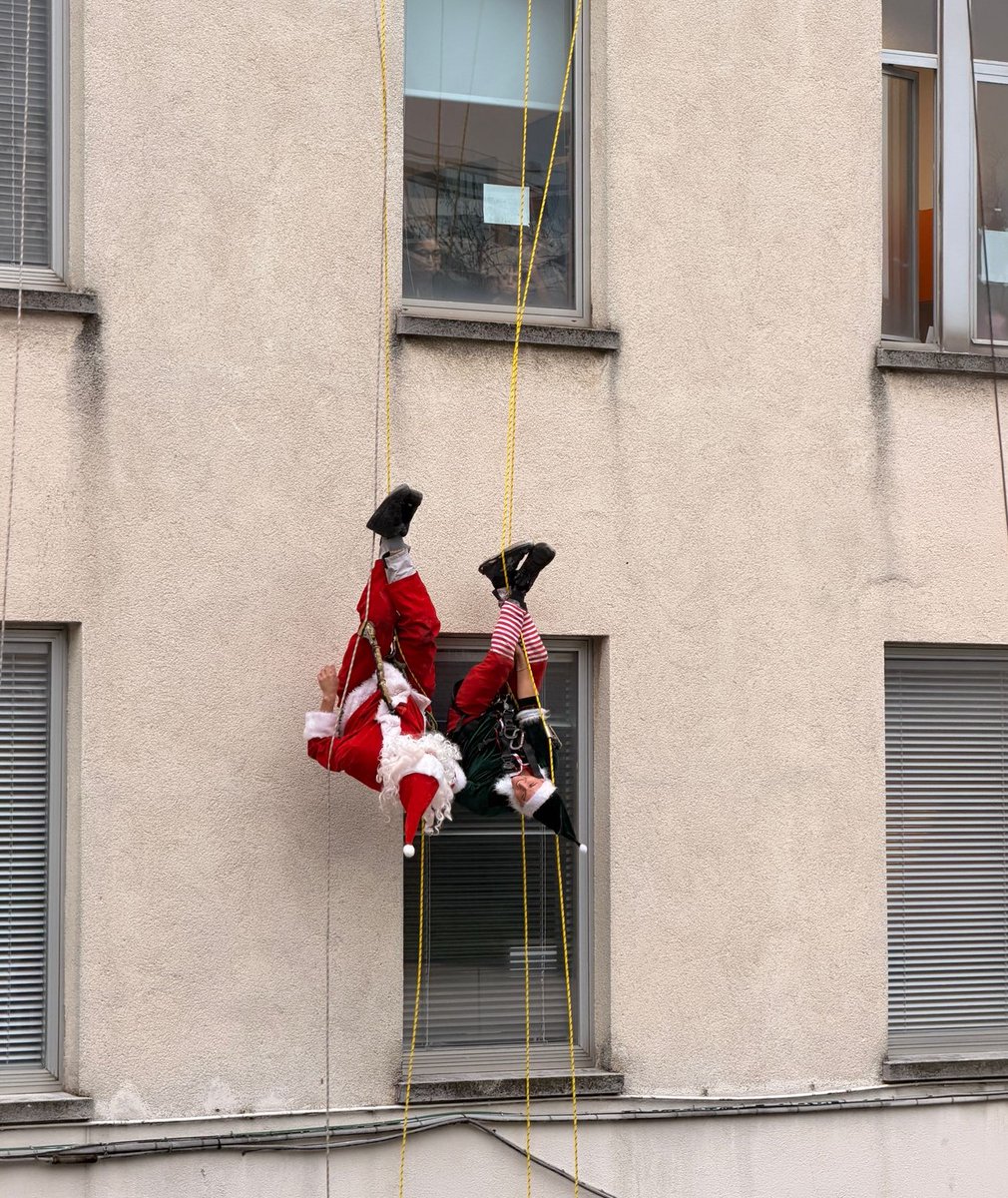 🎄 I ragazzi di In QUOTA fvg incarnano perfettamente lo spirito natalizio: sempre allegri, colorati, festosi e con grande generosità nei confronti dei bambini, ma anche del personale del #Burlo.
Oggi nemmeno la pioggia li ha fermati! 
Grazie a tutti ❤️

#Natale2025