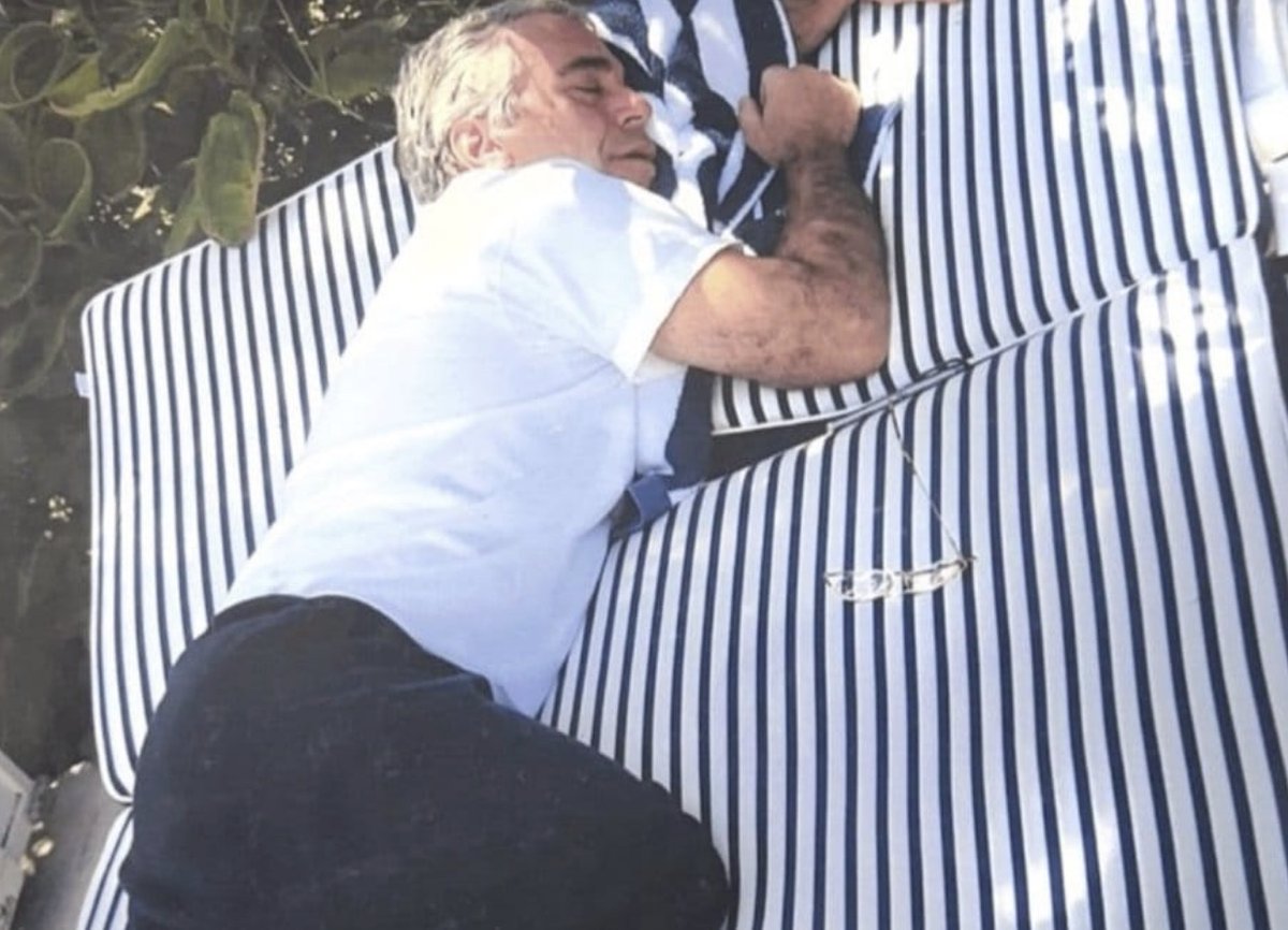 randomrecruiter's tweet image. Remote workers at 1:37 PM after replying "Sounds good" on Slack