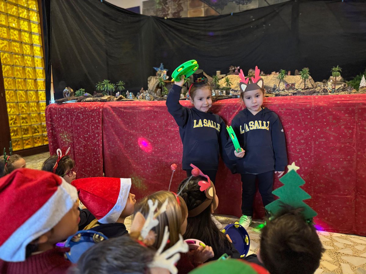 🎙️Olivia, Marina y el resto de compañeros de #Infantil han subido al vestíbulo del cole a cantar delante del Belén para dar la bienvenida a Jesús
#NavidadEnLaSalle🎄
#SomosLaSalle💫