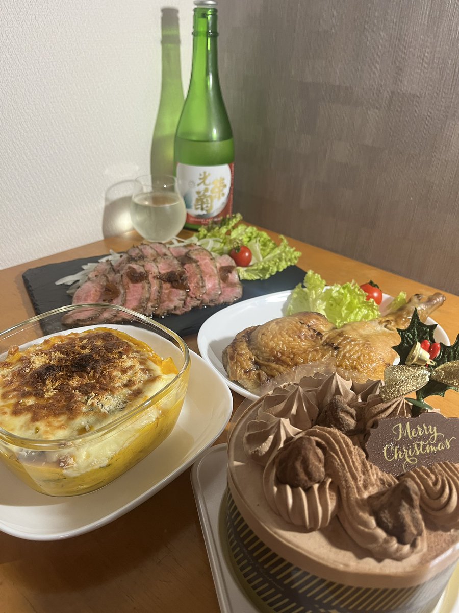 #光栄菊 #メリークレッセント #雄町 #無濾過生原酒 #佐賀県小城市 #光栄菊酒造
一足お先にメリクリ🎄
爽やかクリアに鼻腔を清浄化。
優しい甘味と微発泡で清涼感、スッキリで 後味サッパリ！
Alc13度でクピクピ！
メッチャ美味しい🤩
ローストビーフ、ローストチキン、カボチャグラタン、ケーキと共に