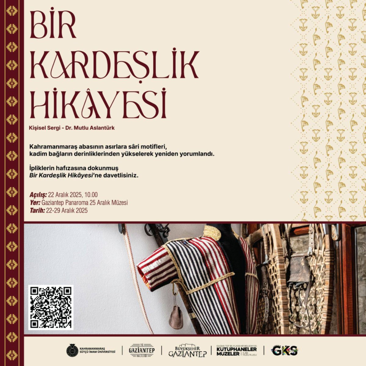 “BİR KARDEŞLİK HİKÂYESİ” SERGİSİ AÇILDI
29 Aralı 2025 Tarihine Sanatseverlerle Buluşmaya Devam Edecek
Sanatçı ve akademisyen Dr. Mutlu ASLANTÜRK Kahramanmaraş’ın köklü dokuma geleneği olan Maraş Abası motiflerini çağdaş bir yaklaşımla yeniden yorumladı “Bir Kardeşlik Hikâyesi”