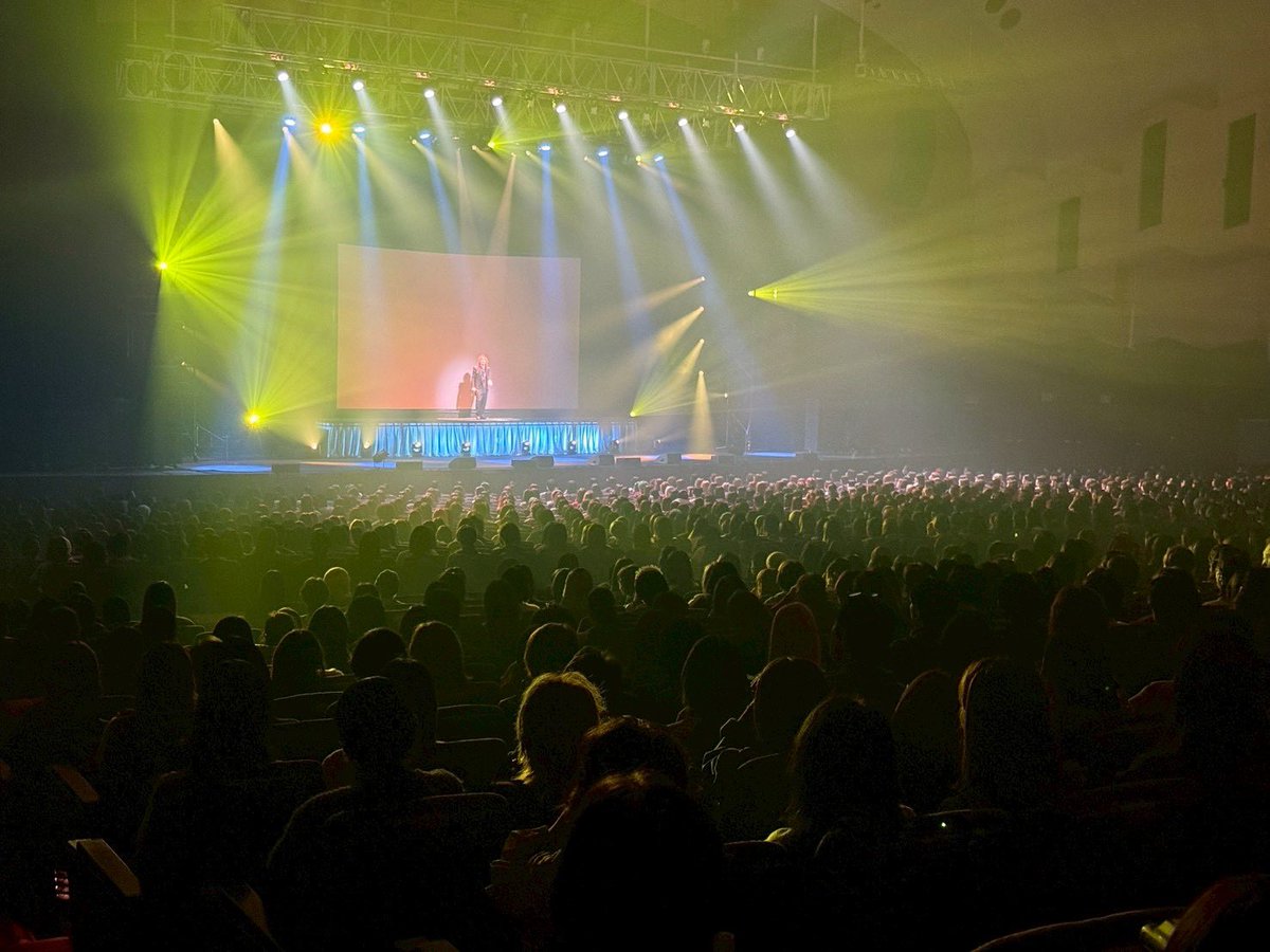 kiryuintw's tweet photo. 鬼龍院翔単独公演ひとりよがり7横浜公演でした、皆さんありがとうございました🙏
大きな会場で鬼龍院翔を凝縮した２時間を皆さんへ全力でお届けしました🎤
来てくれてありがとう！メリークリスマス！(^-^)＜ｲﾌﾞｲﾌﾞ!
残すは28日(日)の福岡公演のみ！🎤
この後泥船配信ですが少しだけ遅れてます🙇‍♂️ https://t.co/4D0nRA8Lk0