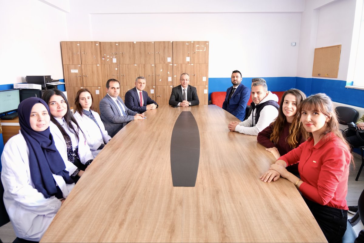 Millî Eğitim Bakanlığı Hukuk Hizmetleri Genel Müdürü Sayın Emir Hasan Arslantaş ve Şırnak İl Millî Eğitim Müdürümüz Sayın İdris Nas, Şehri Nuh Ortaokulunu ziyaret ederek okulumuz öğretmenleriyle bir araya geldi.

Sayın Arslantaş, öğretmenlerimizin istek ve taleplerini dinledi.