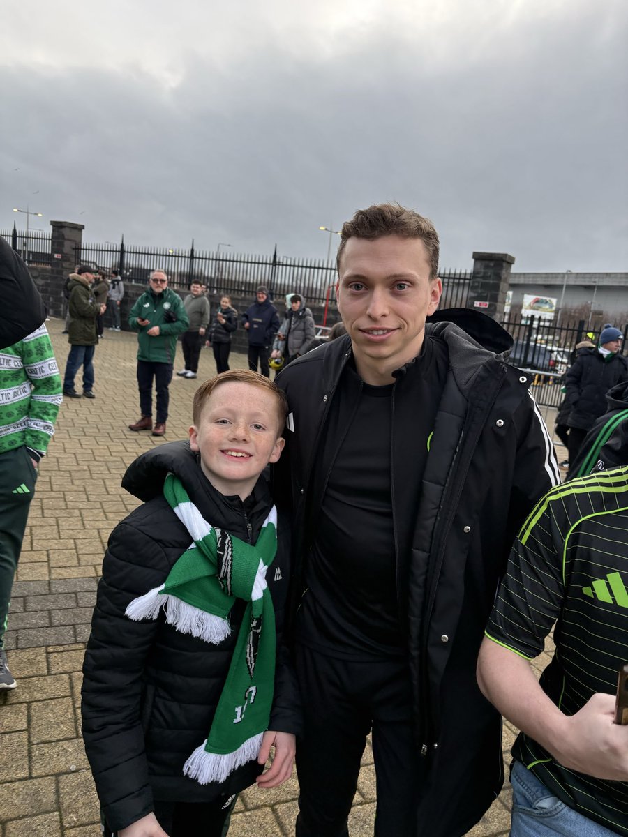 Thanks for stopping for a photo with the wee man on Sunday before the Aberdeen game <a href="/_a_johnston/">Alistair Johnston</a> uv made his Christmas this photo is now his screensaver 👌🍀💚 #classact