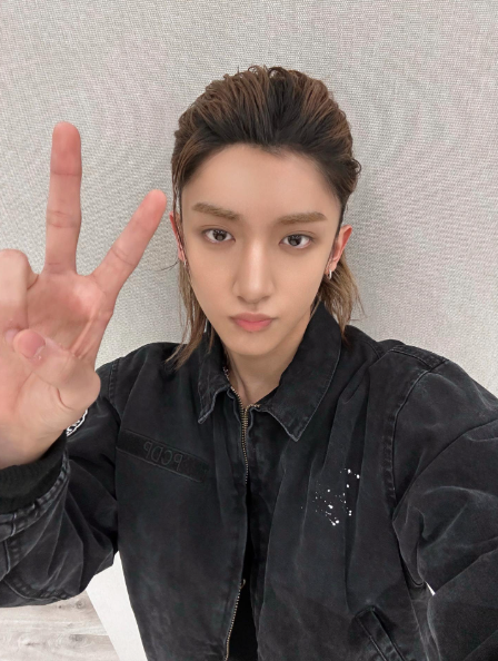 lngshotpics's tweet photo. woojin weverse update💬

is my hair better tied up, or do i look better messy🧑‍🦲🪮

#LNGSHOT #롱샷 https://t.co/BS051SnhyO