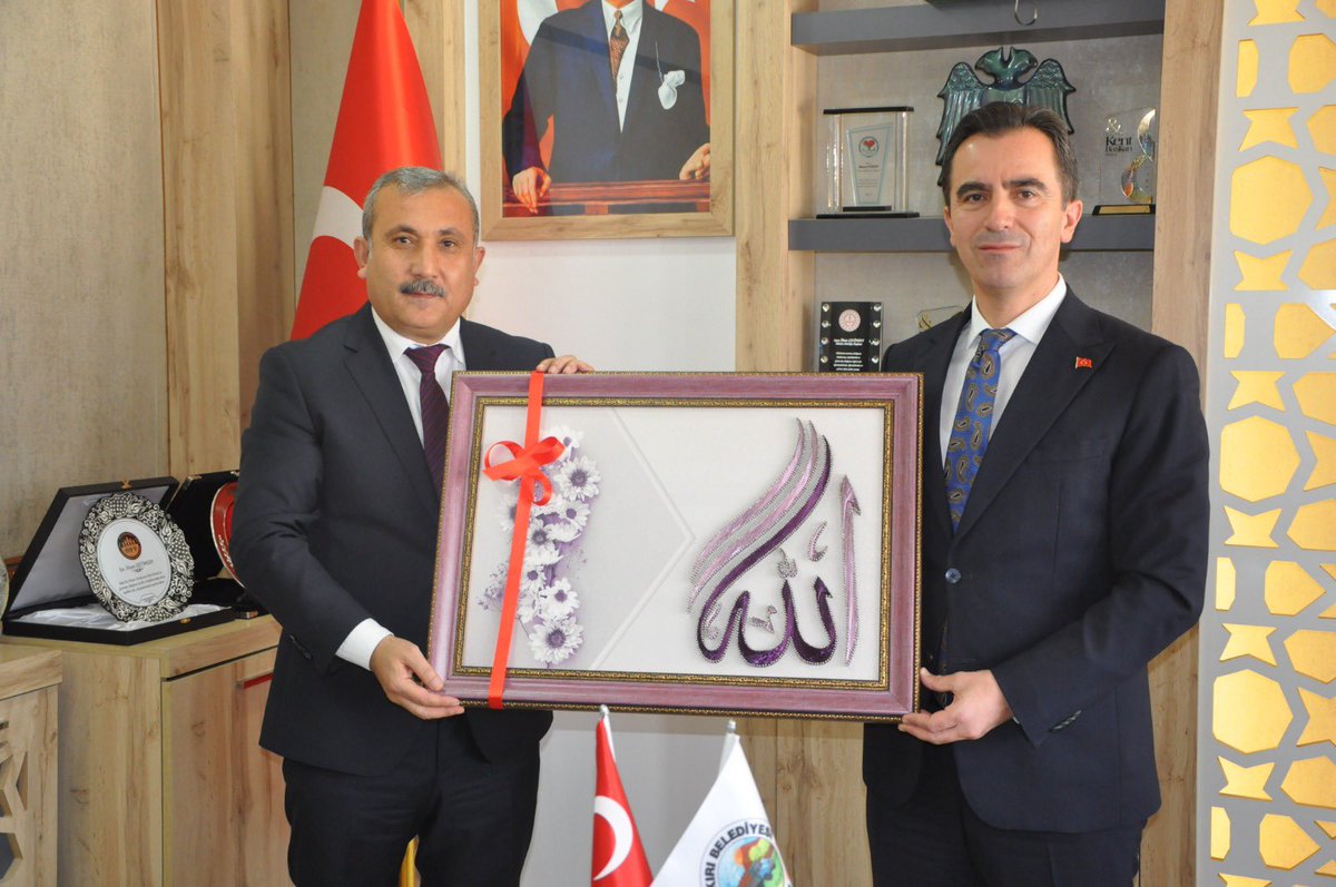GunkBelediyesi's tweet photo. Beldemizdeki Şehit Ailesini ziyaret eden ve daha sonra Belediye Başkanımız Sayın @ilhancetinsoy’u makamında ziyaret ederek, beldemiz ile ilgili bilgi alan Bitlis Valimiz Sayın Ahmet Karaya ve beraberindekilere çok teşekkür eder,bu anlamlı ziyaretleri için şükranlarımızı sunuyoruz https://t.co/vQ3VZj5LDb
