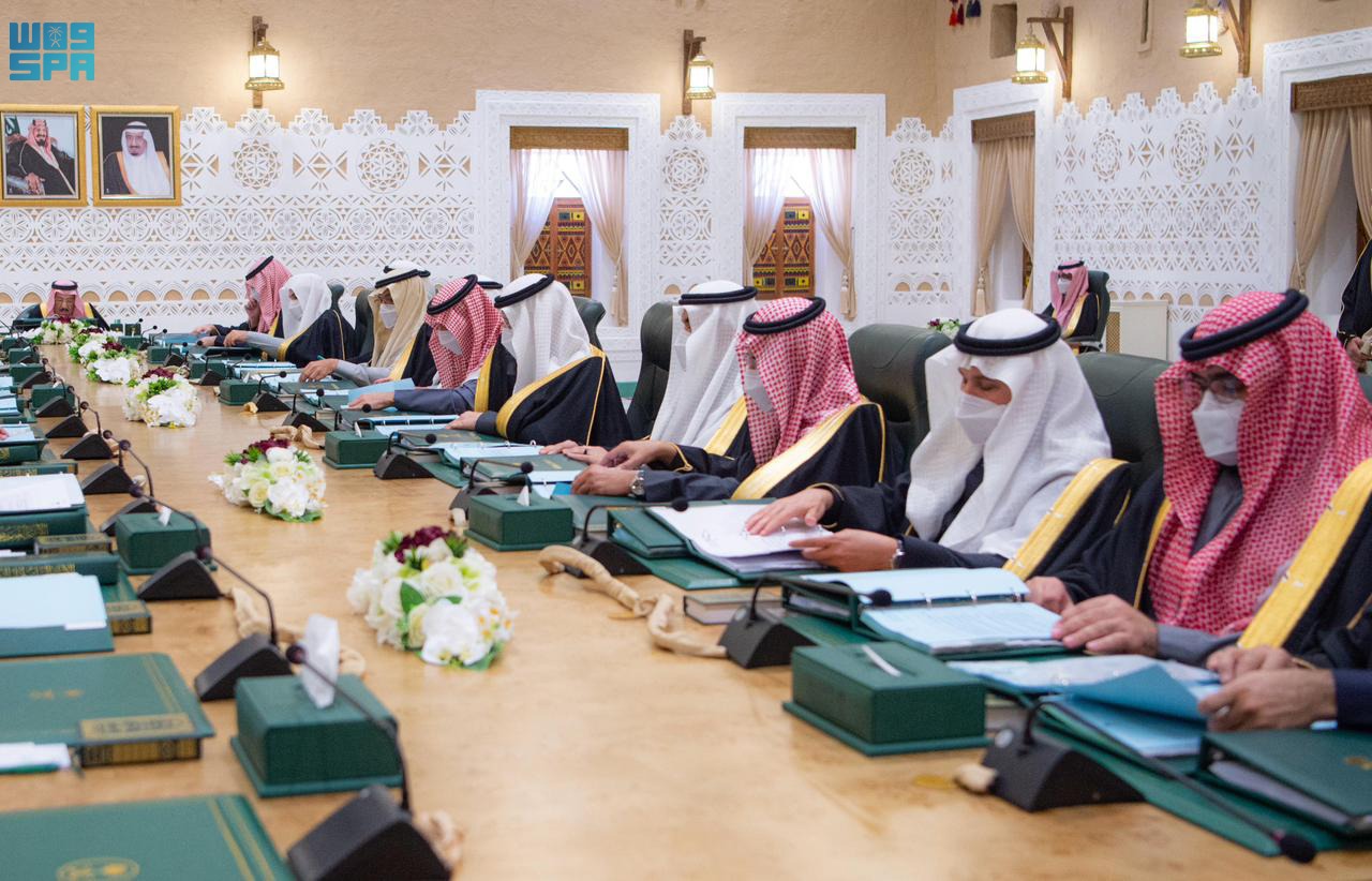 مجلس الوزراء يُبارك مشروع القطار الكهربائي السريع الذي يربط المملكة العربية السعودية ودولة قطر، وسوف يسهم في دعم التنقل وتعزيز الحراك السياحي والاقتصادي؛ ليصبح -بمشيئة الله- أحد أبرز المشاريع التنموية بالمنطقة، وداعمًا رئيسًا للتكامل والترابط الخليجي عبر شبكة سكك حديدية متطورة 