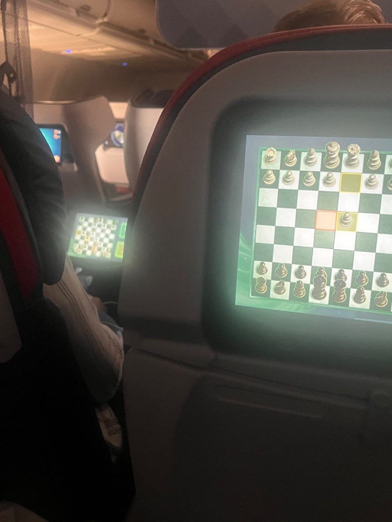 FireGoku_'s tweet image. Got matched with the guy in front of me he didn’t realize I could see the board from his side 😭🤣