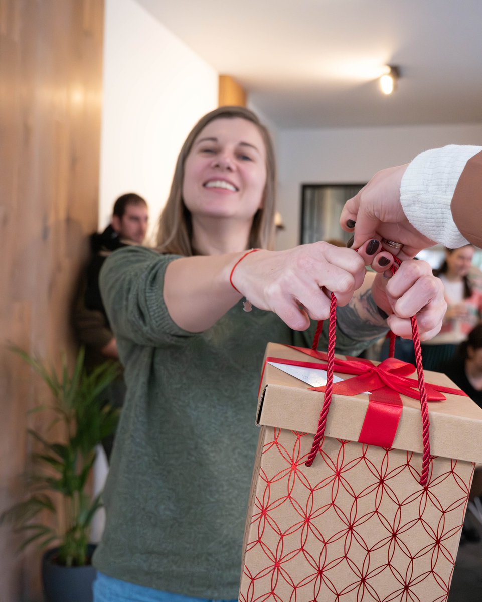 We_Are_eDesign's tweet image. It’s the most wonderful time at eDesign Interactive,🎄
With holiday cheer and colleagues so creative.🎶
A sprinkle of Christmas magic and gifts to share—🎁
Here are a few snapshots from our festive affair! 😉

#ChristmasParty #MerryAndBright #HappyHolidays #DigitalAgencyVibes