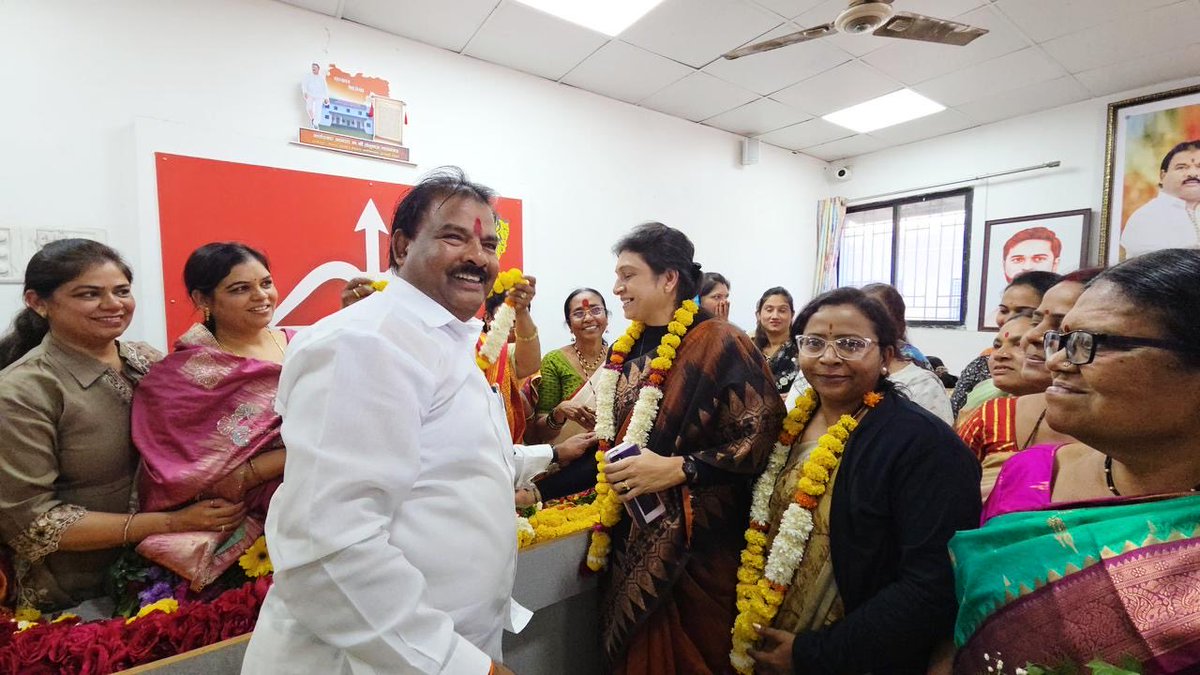 mrs_anuja's tweet photo. बुलडाणा नगरपालिका निवडणुकीमध्ये  यशस्वीरित्या कामगिरी पार पाडल्याबद्दल आज माझा धर्मवीर आमदार मा.संजूभाऊ गायकवाड यांच्या हस्ते आज  सत्कार करण्यात आला*🏹✨🌹 घन्यवाद भाऊ🙏🏻🏹🚩@mieknathshinde @DrSEShinde @AjitPawarSpeaks https://t.co/ZmaqxyDj3x