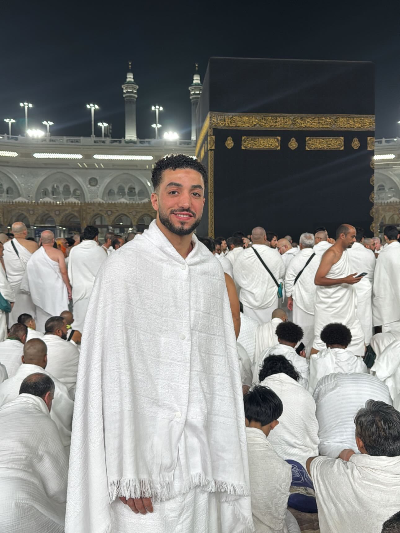 محمد عبد المنعم يؤدي مناسك العمرة 