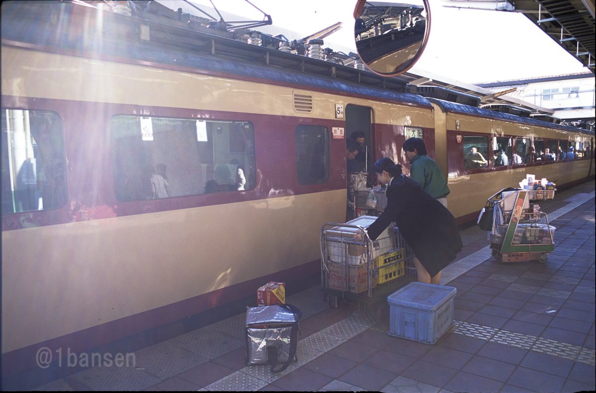 特急「白鳥」大阪行き。新潟駅1番線での車販クルーの交代の光景です。25年前の今日撮影。00年12月23日。秋田のクルーはここで新潟のクルーと交代。台車には新潟の地ビール等が載っていて車販品目の多さが推測できます。フード付け忘れたのかフレアがちょっと残念ですが撮っておいてよかった光景。