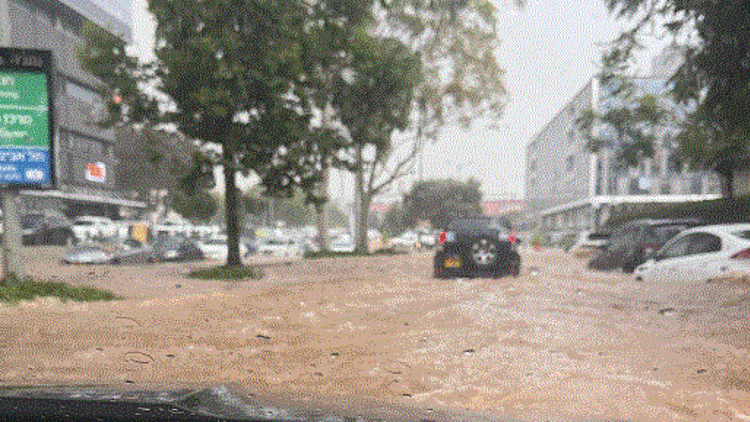 גשמים חזקים והצפות בשרון, רכבים שקעו במים בנתניה | התיעודים והתחזית
bit.ly/498Olra

<a href="/ali_mograbi/">עלי מוגרבי</a> | <a href="/RotemGolan_/">רותם גולן – Rotem Golan</a>