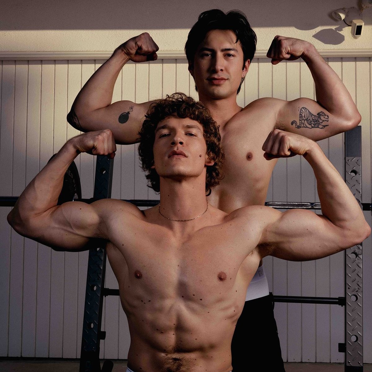 SeriesBrasil's tweet image. PODE IR ME BOTANDO! Connor Storrie e Hudson Williams (Heated Rivalry) para a GQ Hype. 🥵