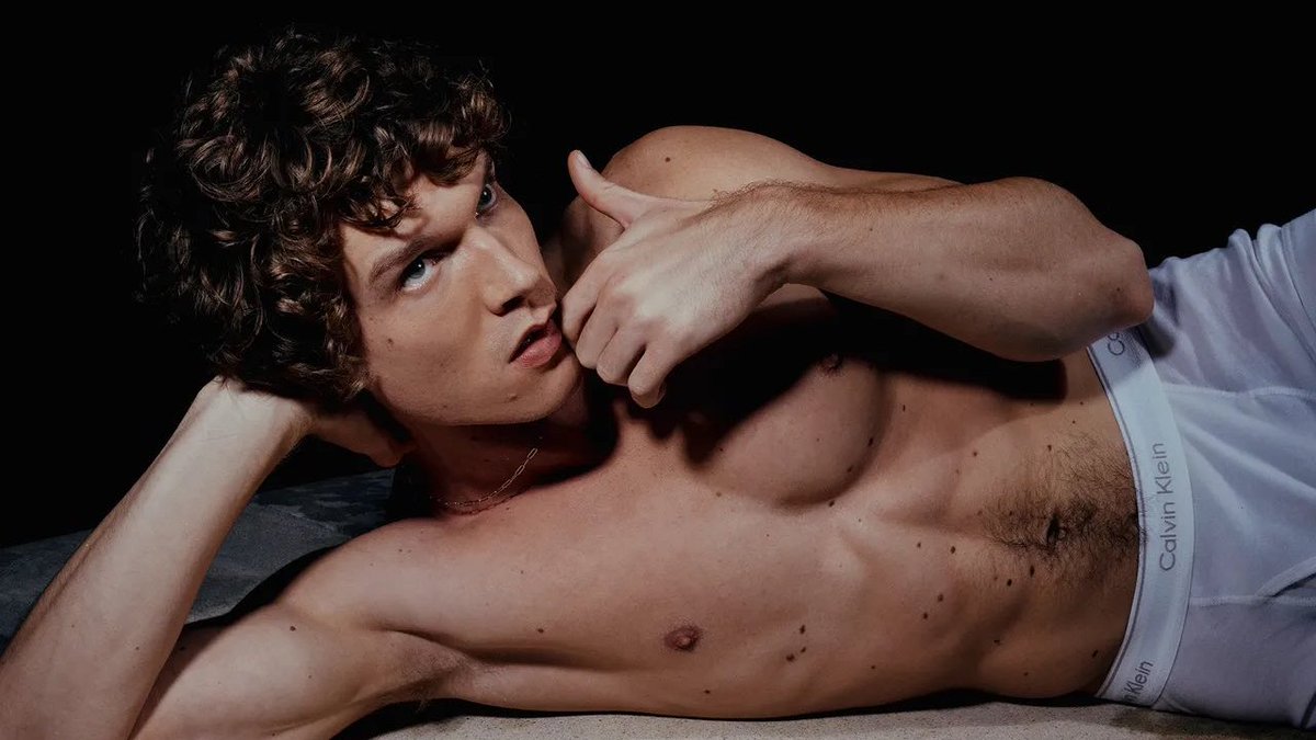 SeriesBrasil's tweet image. PODE IR ME BOTANDO! Connor Storrie e Hudson Williams (Heated Rivalry) para a GQ Hype. 🥵