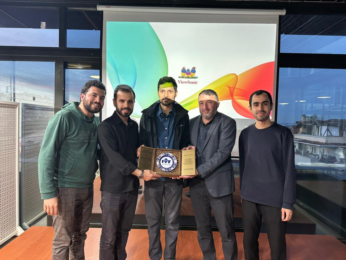 Kuveytten gelen hocalarımız mezun öğrenciler ile  buluştu. Kuveyt temsilcimize  ve Hocalarımıza plaket takdimi yaptık.