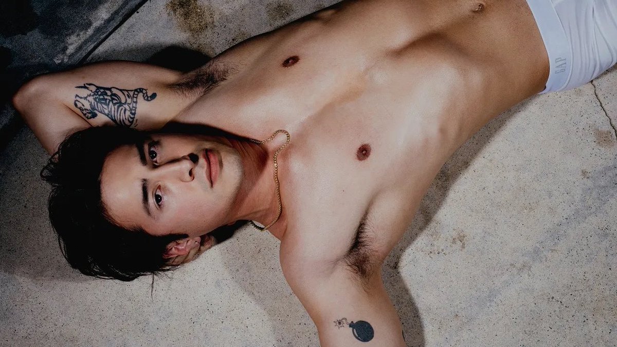 SeriesBrasil's tweet image. PODE IR ME BOTANDO! Connor Storrie e Hudson Williams (Heated Rivalry) para a GQ Hype. 🥵