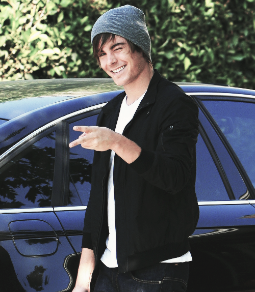 Zac Efron Portugal tweet media