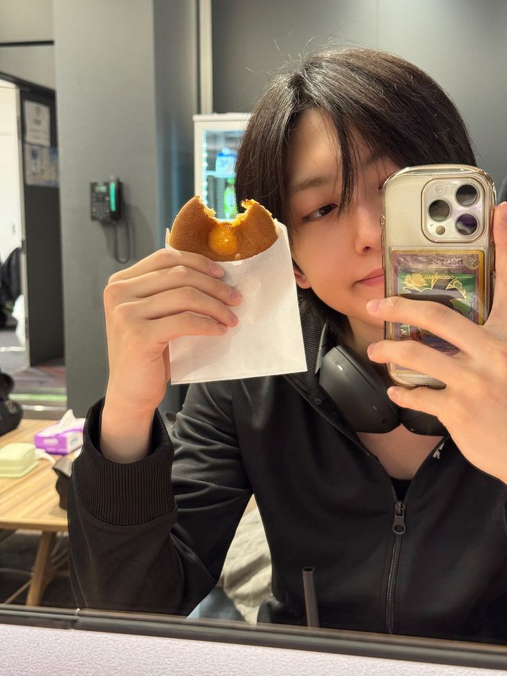 ㅤㅤ
ㅤㅤ
｜ #LINKED_HIRO🦸🏻

さっき、メガちゃんと一緒に久しぶりに友達のパン屋に行ってきたよ。​見たことない可愛い形のパンがあって、買おうかずっと迷ってたんだけど…
結局、大好きなドーナツにしちゃった。
​やっぱりこれだね。LUNARÈは今日、何食べた？
ㅤㅤ
ㅤㅤ