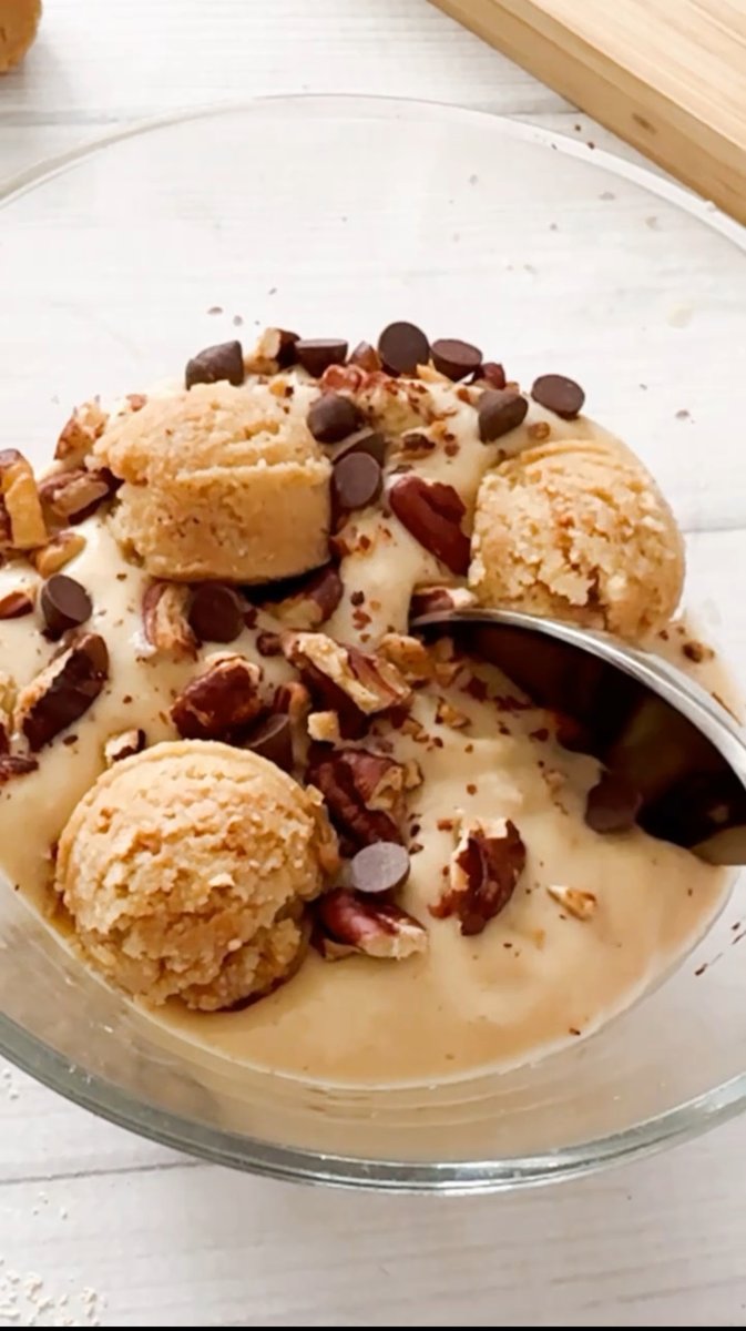 FitasaMamaBear's tweet image. Save this one for post-Christmas when you want to indulge but feel super ick on all the sweets:

Cookie dough smoothie bowl!

31 grams of protein and total indulgence but in a light, healthier way 😉

Recipe: fitasamamabear.com/high-protein-c…

#smoothie #highprotein