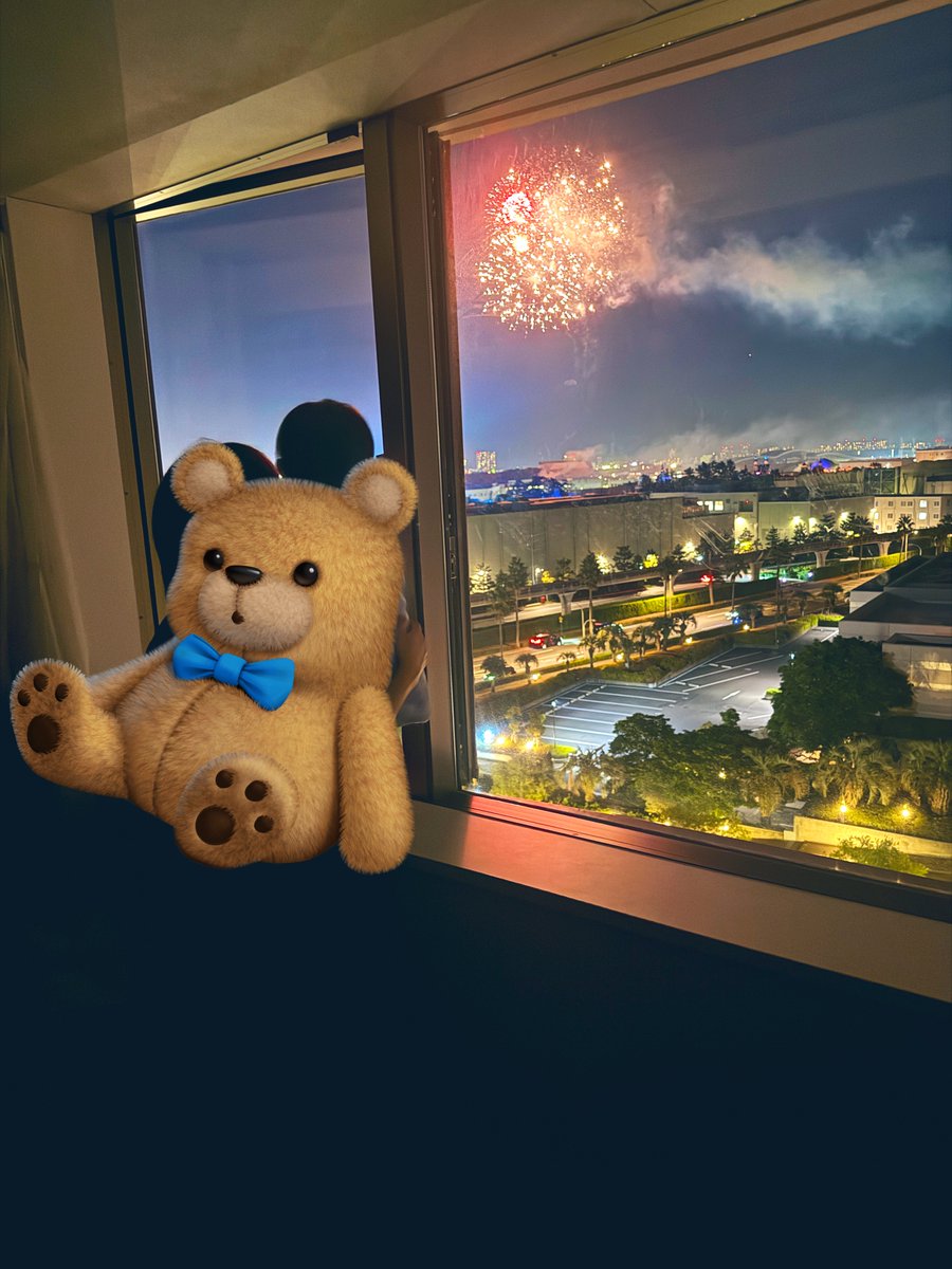 bi_zjb's tweet photo. ディズニーの前日はシェラトンに宿泊。

キッズスペースとプールがあるのがいいなと思って選んだけど、息子は部屋の窓からみえるモノレールに大興奮だった✨🚃が通るたびに「あ！」と指差しして教えてくれて楽しそうだった〜

一緒に花火も見られたし、良い思い出になった☺️🎄 https://t.co/tXVp12pvBy