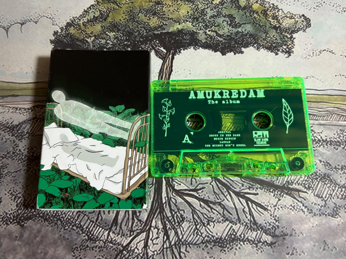 EmoAftermath's tweet image. インドネシア激情スクリーモバンドAMUKREDAMの1stアルバムカセットテープ
王道スクリーモながらもセンス良く高いクオリティの楽曲群で素敵です
インドネシアは島国で地震多いところが日本と似てると勝手に思っています…
オテラノ購買部で扱っています
slowdownrecords.bandcamp.com/album/sdr-015-…