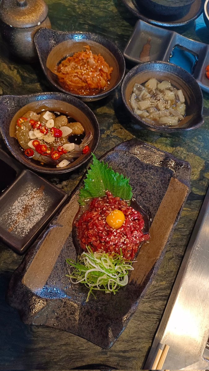 เคยไปกินสมัยร้านยังเงียบๆ ไม่มีหมาขนาดนี้ โครตอร่อย ชอบเมนูยุกเกะมาก เจ้าของร้านคุยว่าอาจจะไม่ได้ไปต่อนะครับ ร้านพยายามอยู่ ทำกะเพรา อาหารจานเดียว แต่ปลายปีนึง คุณหนูมะลิ (ซามอยด์สีขาว) ได้เข้าไปกินแล้วทำคลิปรีวิว แตกแตนมาก คนเลี้ยงหมาชอบสุดๆ โครตดีใจที่เห็นร้านกลับมาคึกคัก