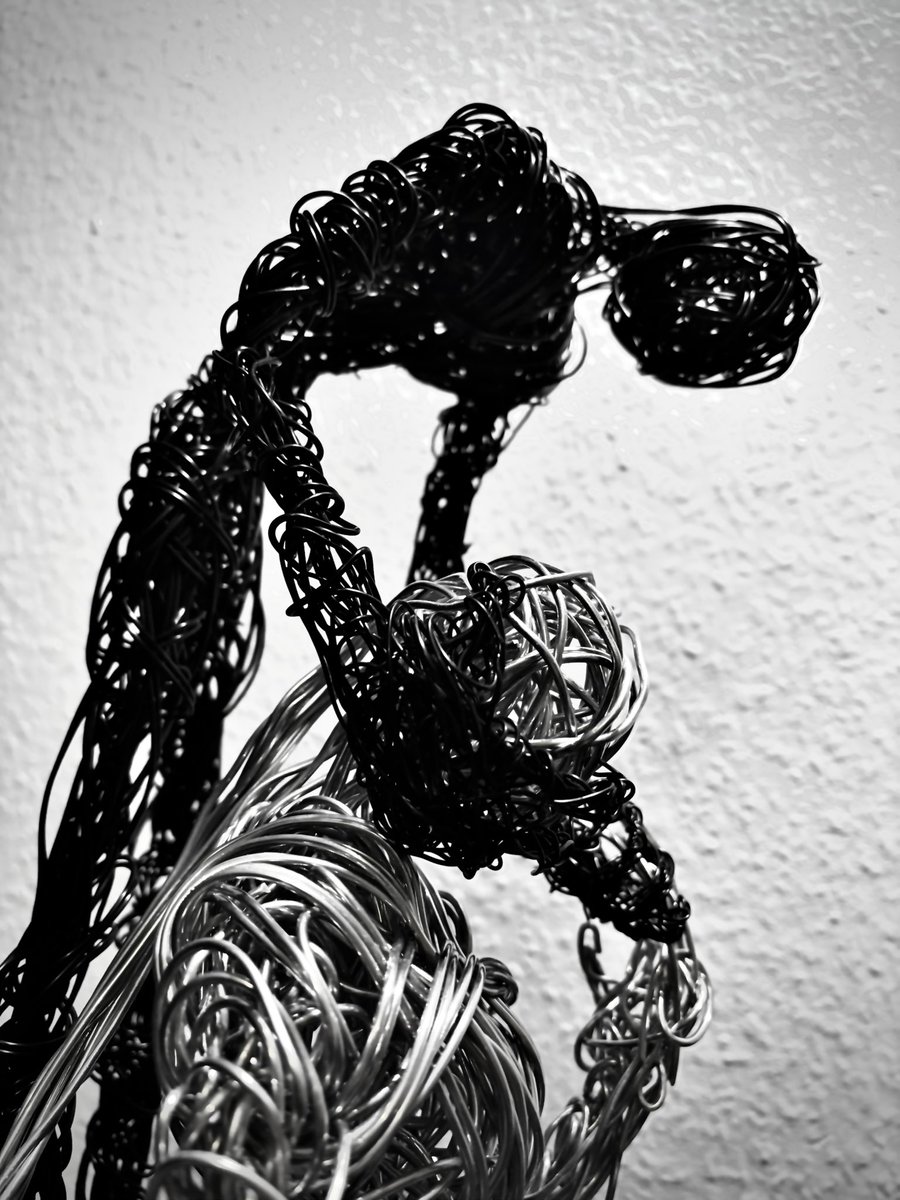 GASYA_SAKURA36's tweet image. An deiner Seite

Enchanted and envious of each other’s brilliance.
Unable to let go.
Wishing to stay by each other’s side—now, and always.

#WireArt #WireSculpture #SculptureArt #ModernArt 
#drahtkunst