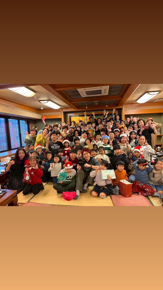 DRUMS40532203's tweet photo. 今年も年内最後は、会員全員そろってのクリスマス会！
会場には笑顔と笑い声があふれ、とても楽しい時間になりました🎶
篠笛で奏でるクリスマスソングに心もほっこり。
そして大会メンバーから、日頃の感謝を込めて、
指導陣へ手作りのプレゼントを贈りました🎁✨ https://t.co/MjtXmPs5Yi