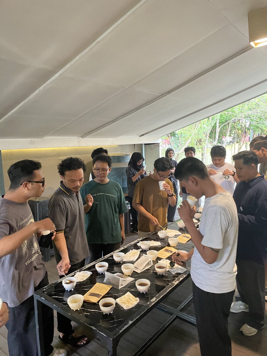 morphoww's tweet image. Dikit” ngopi