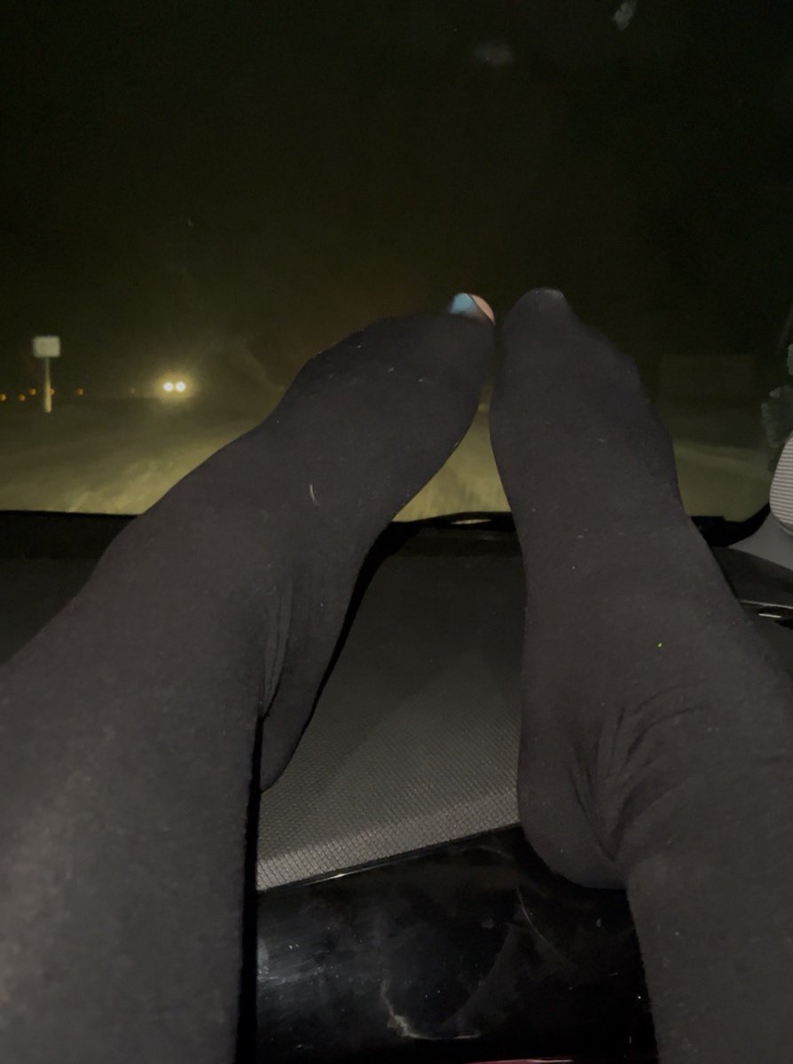 SoftStepAva's tweet photo. Black tights, cold snow, warm little toe wiggles ❄️🖤👣

#ToeWiggle
#WigglingToes
#meatytoes
#BlackTights
#footcontent https://t.co/ZFGzdXsqzk