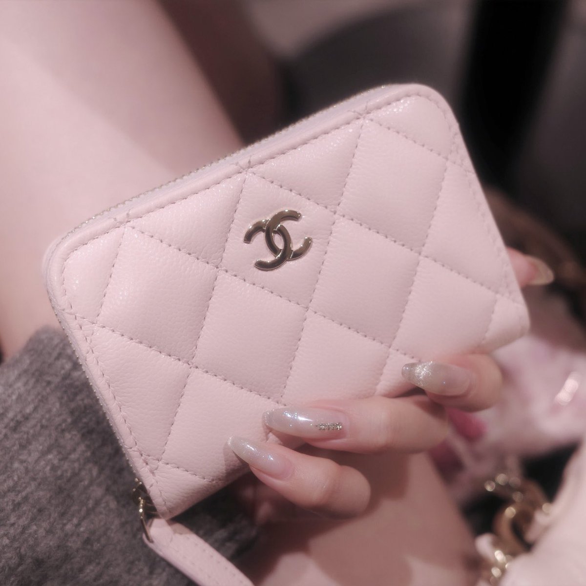 今年のベストバイの一つCHANELのコインケース。外にカード入れ、中に仕切りが3つあるから身分証・小銭・お札・カード で分けて入れらて収納力高いのにCHANELのお財布の中だと小さいし手が届きやすい価格でマジ神。