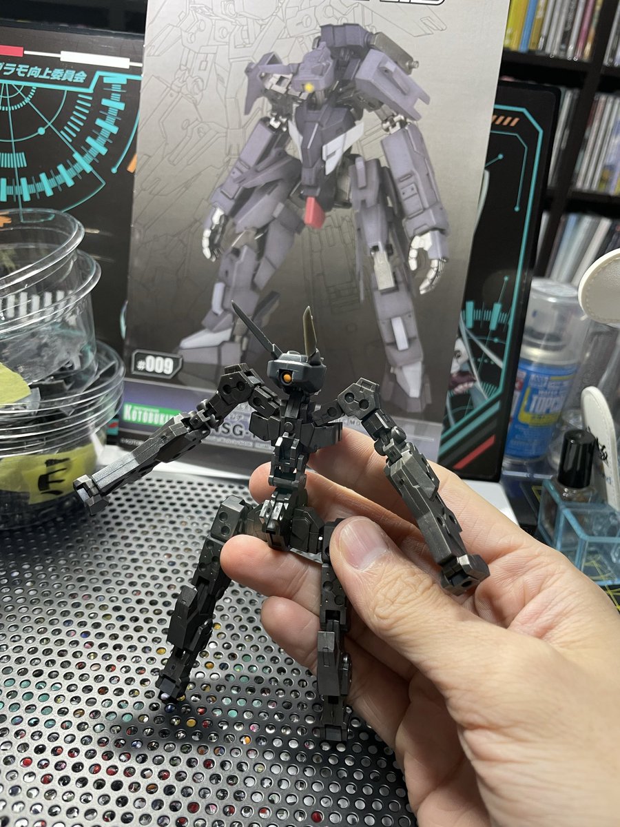 tr6_woundwort's tweet image. ちまちまこの子を組んでました。なんだろうこのアンバランス感…ここからまさかの…合体！？たまりませんな…
#フレームアームズ #framearms #kotobukiya