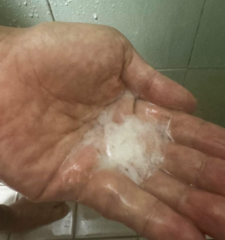 翻版劉俊謙（下）

佢之後幫我打飛機，一邊捽我lin，一邊幫我打，到我射咗💦之後，佢仲用我啲精捽我龜頭，捽到起泡，我勁敏感，high到腳軟。我幫返佢打，佢都射咗💦好多，佢自己用隻手接住，啲精勁濃（完）