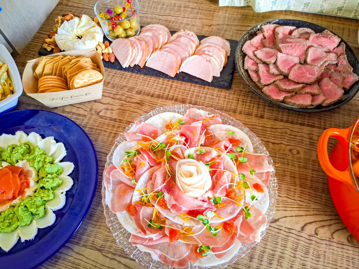 tabehapi's tweet image. おうちクリスマスビュッフェのメニュー🎄②
❄️かぶらと生ハムのカルパッチョ
❄️ハム、チーズ、オリーブの盛り合わせ
❄️ローストビーフ
すりおろし玉ねぎソース&amp;amp;わさびマヨソース
❄️チキンのトマト煮込み