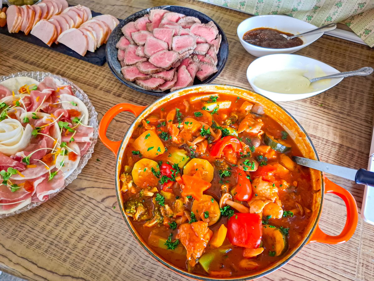 tabehapi's tweet image. おうちクリスマスビュッフェのメニュー🎄②
❄️かぶらと生ハムのカルパッチョ
❄️ハム、チーズ、オリーブの盛り合わせ
❄️ローストビーフ
すりおろし玉ねぎソース&amp;amp;わさびマヨソース
❄️チキンのトマト煮込み