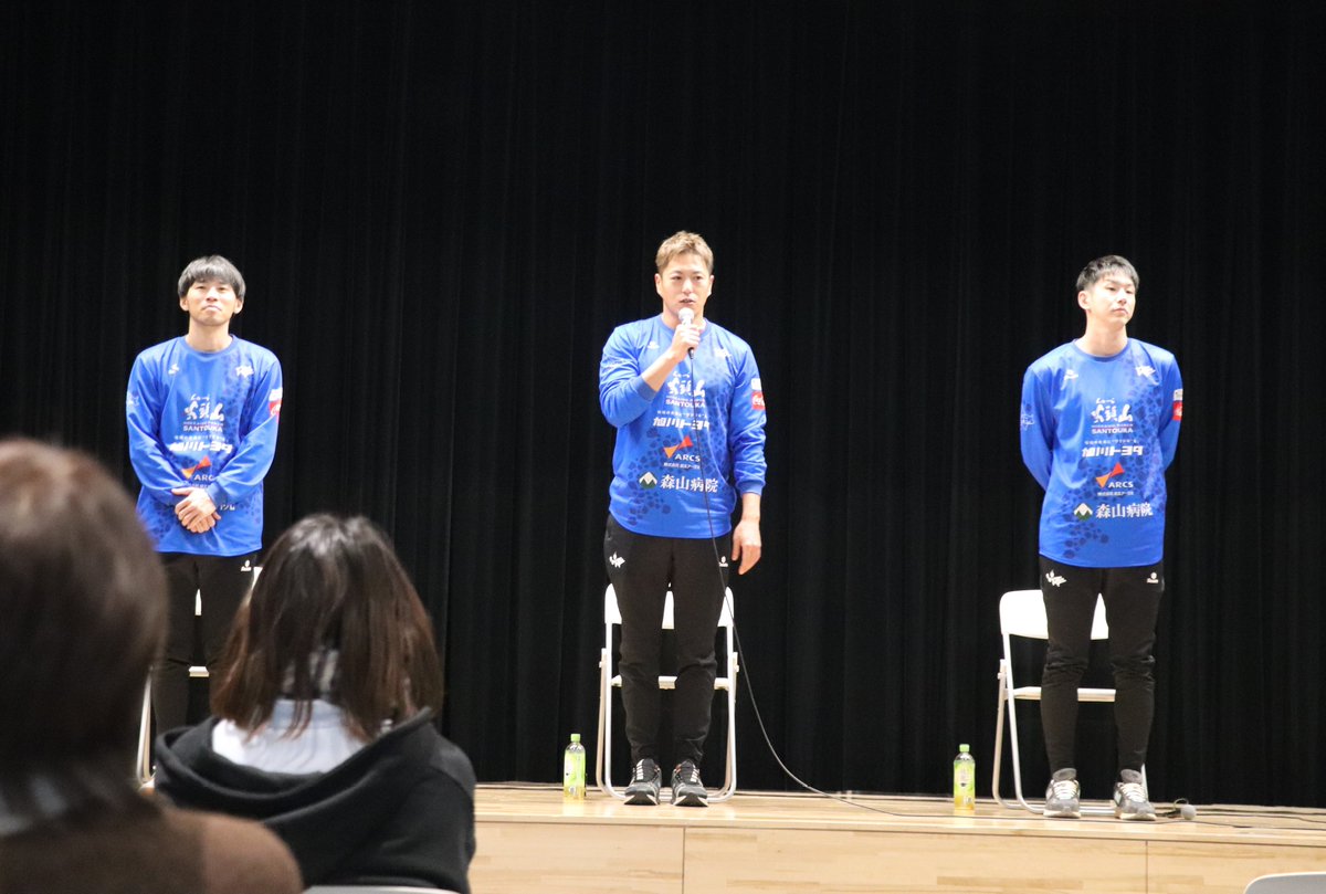 _mikity724_'s tweet photo. 2025.12.21
3人が揃うの楽しみにしてた報告会へ行ってきました( ˶>ᴗ<˶)
#DOTsBVT
#beachvolleyball
#ビーチバレー
#オフシーズンイベント
#古田史郎 選手
#辰巳遼 選手
#白石啓丈 選手 https://t.co/P0iRYFxG0a