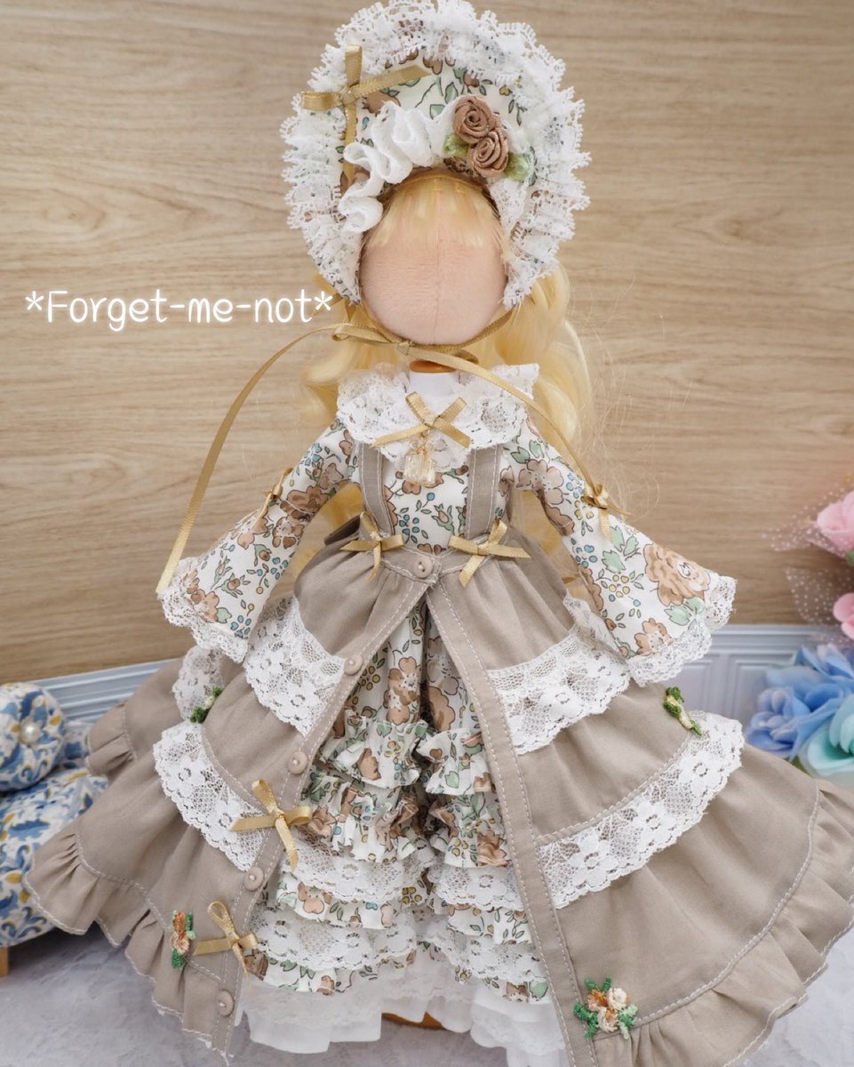 重ね着のワンピース出品しました！ ボンネットのつばにレースつけるの