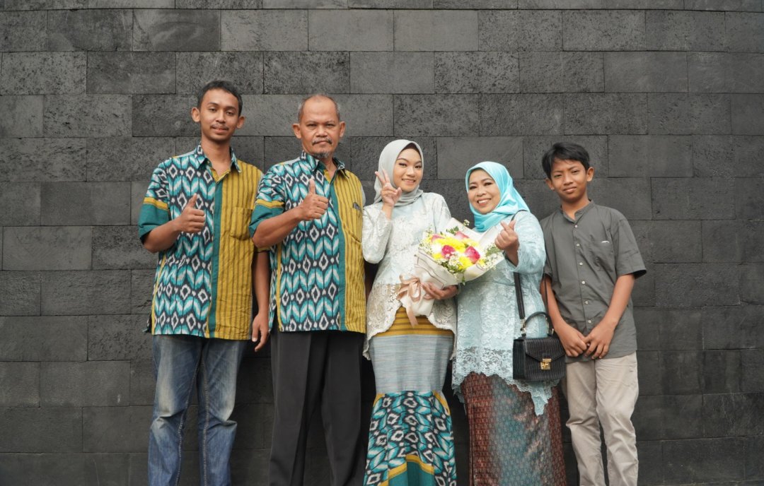 samudralhr's tweet photo. Terima kasih buat waktu 3,5 tahun lebih kurangnya UNAIR. 

Sampai di titik ini lengkap sudah pelajaran yang bisa diambil tapi banyak juga yang harus diambil selama jadi anak rantau. 

Walaupun terlambat, selamat hari Ibu. Janji awal tahun besok lulus lebih cepet bu. https://t.co/TVJi6fClY1