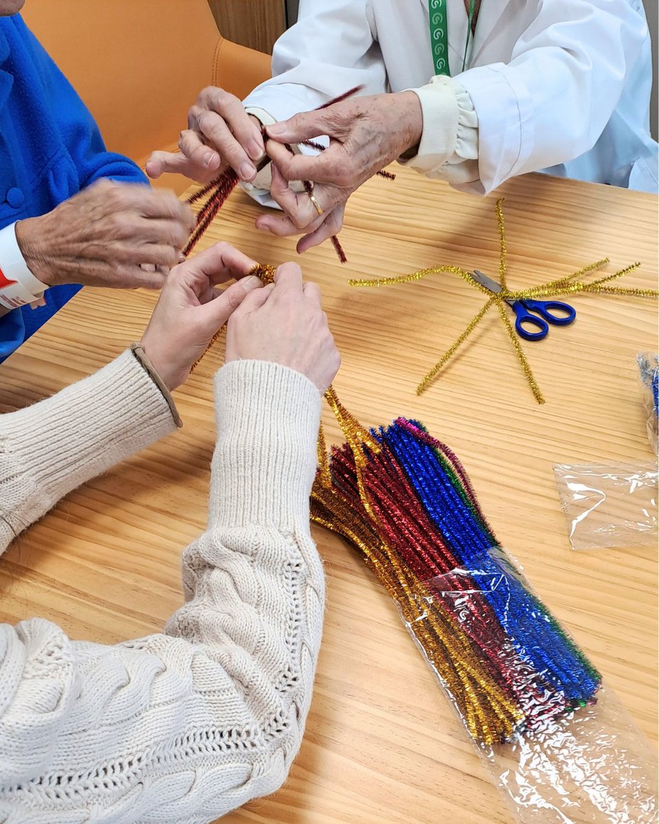 ConsorciCSI's tweet photo. 💝 El voluntariat de l’@ContraelCancerBCN ha repartit detalls de Nadal als pacients, fets per ells i també per altres pacients al taller de #Domum. Un recordatori que ningú està sol i que la creativitat també cura. Gràcies 💙#benestaremocional https://t.co/pk1I7ZGaGb